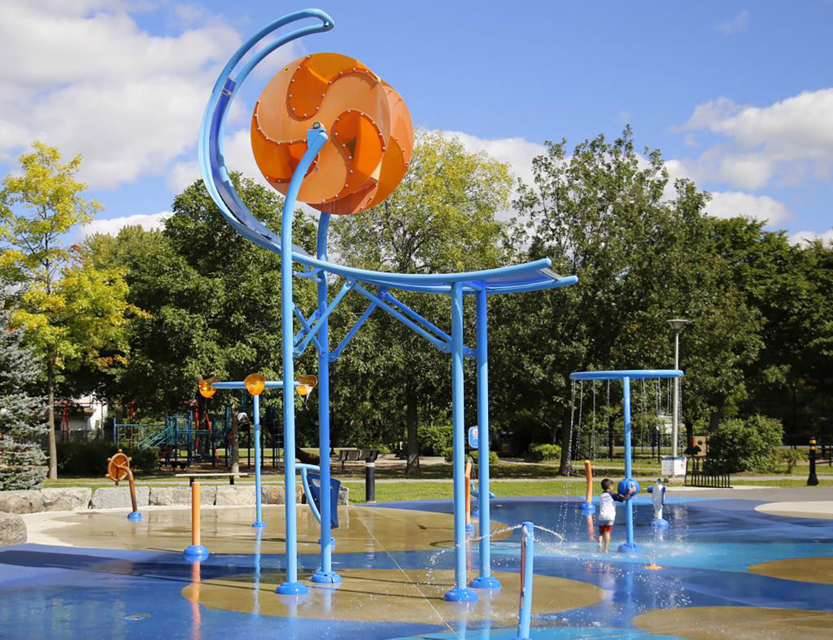 equipo de juegos infantiles con zona de chapoteo (3)