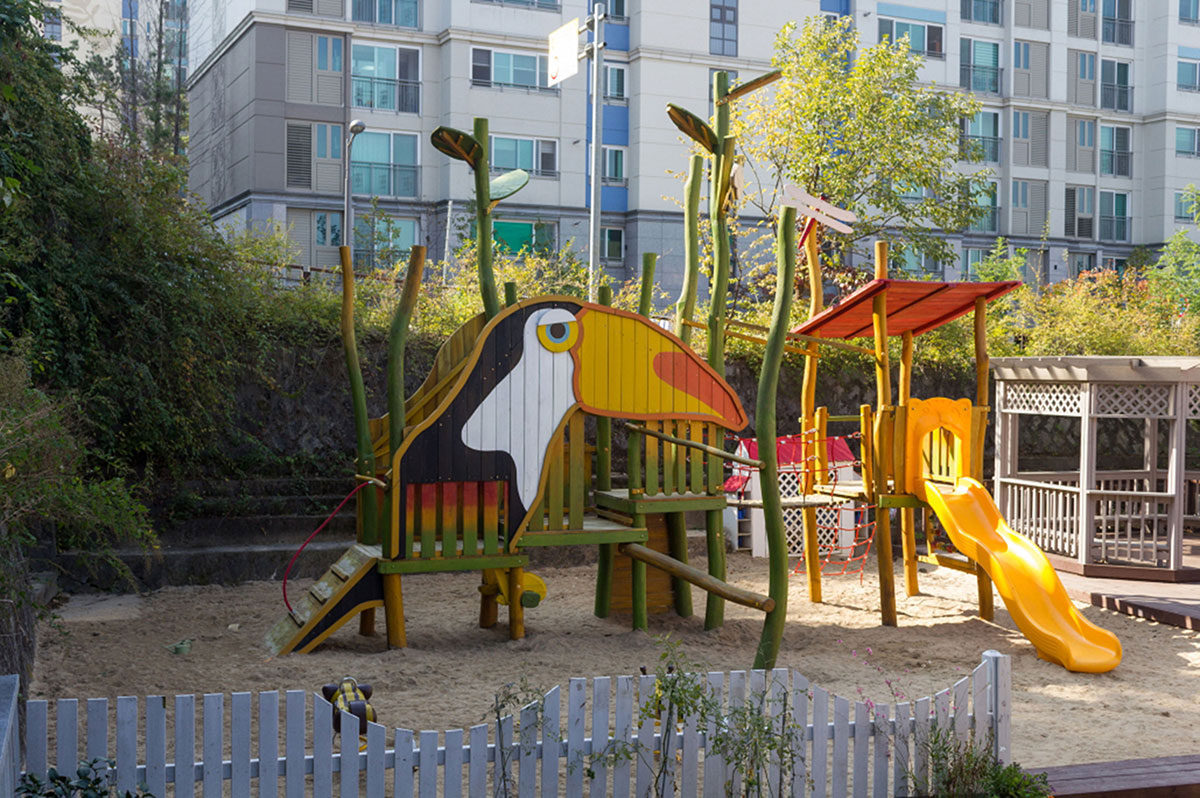 Parque infantil de madera al aire libre (9)