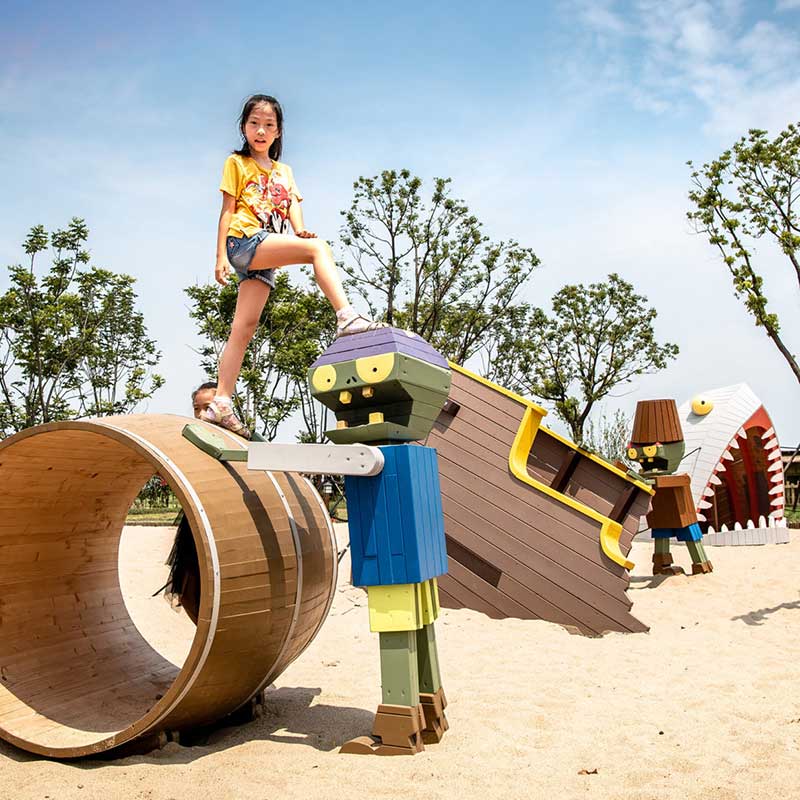 Parque infantil al aire libre con temática de plantas y zombis