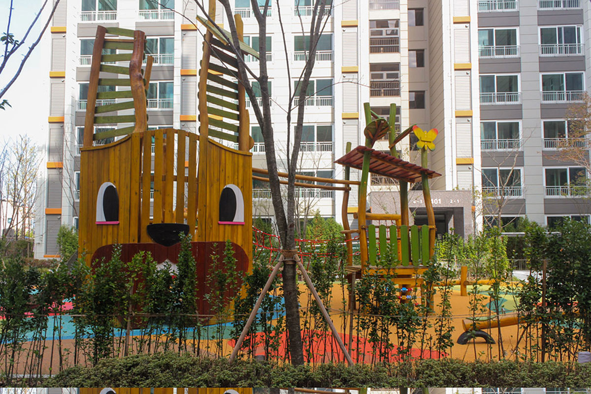 Parque infantil de madera al aire libre (17)