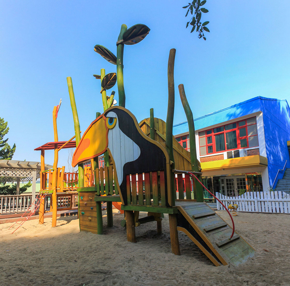 Parque infantil de madera al aire libre (10)