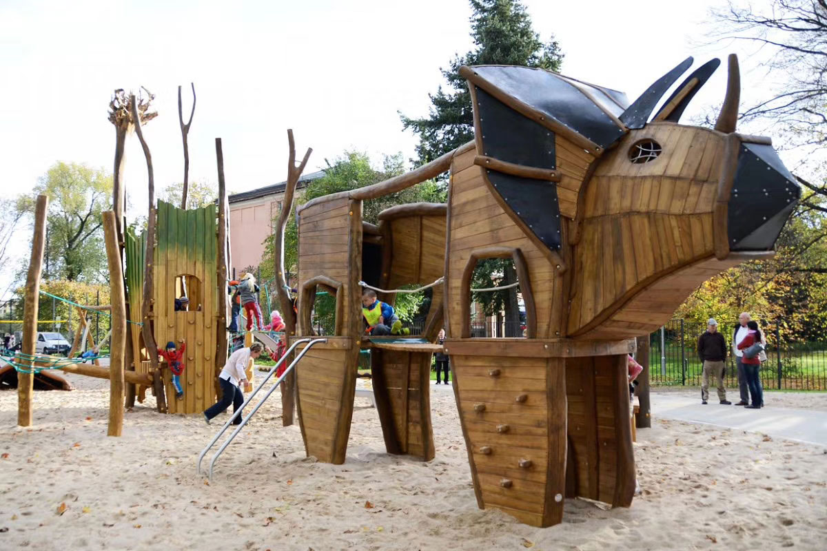 Parque infantil de madera al aire libre (36)