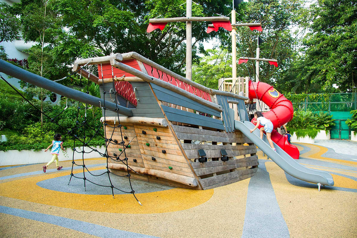 parque infantil al aire libre con barco pirata (2)