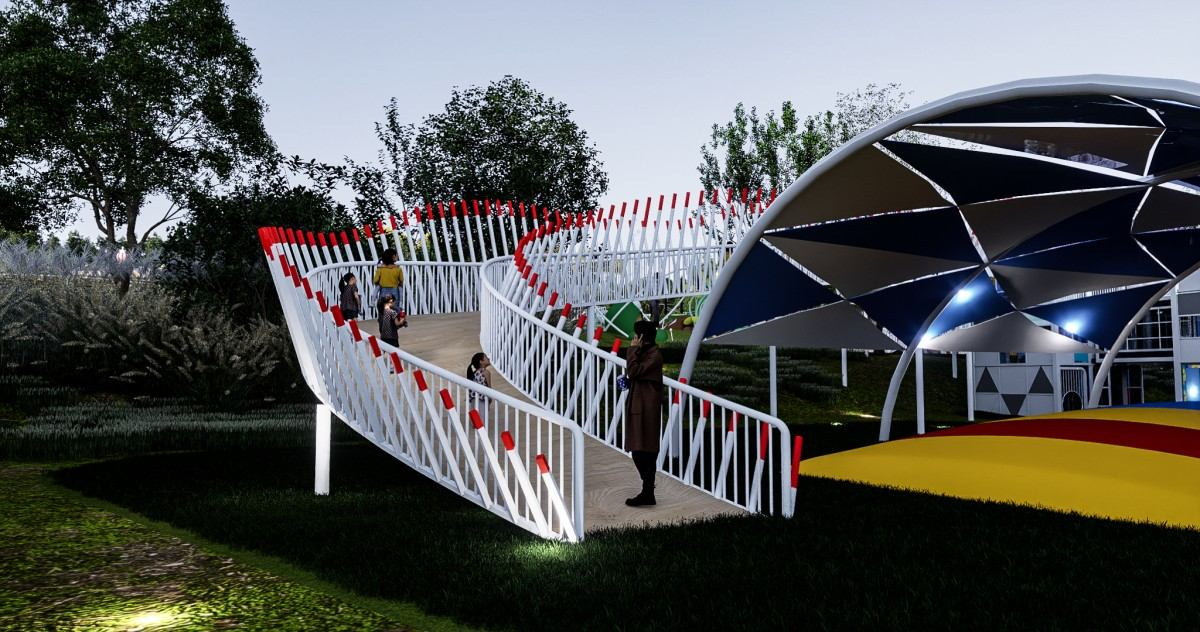 Proyecto de &aacute;rea de juegos tem&aacute;ticos: pasarela elevada con barandillas rojas y blancas que cruza la l&iacute;nea de &aacute;rboles con un dosel de membrana (representaci&oacute;n del dise&ntilde;o)