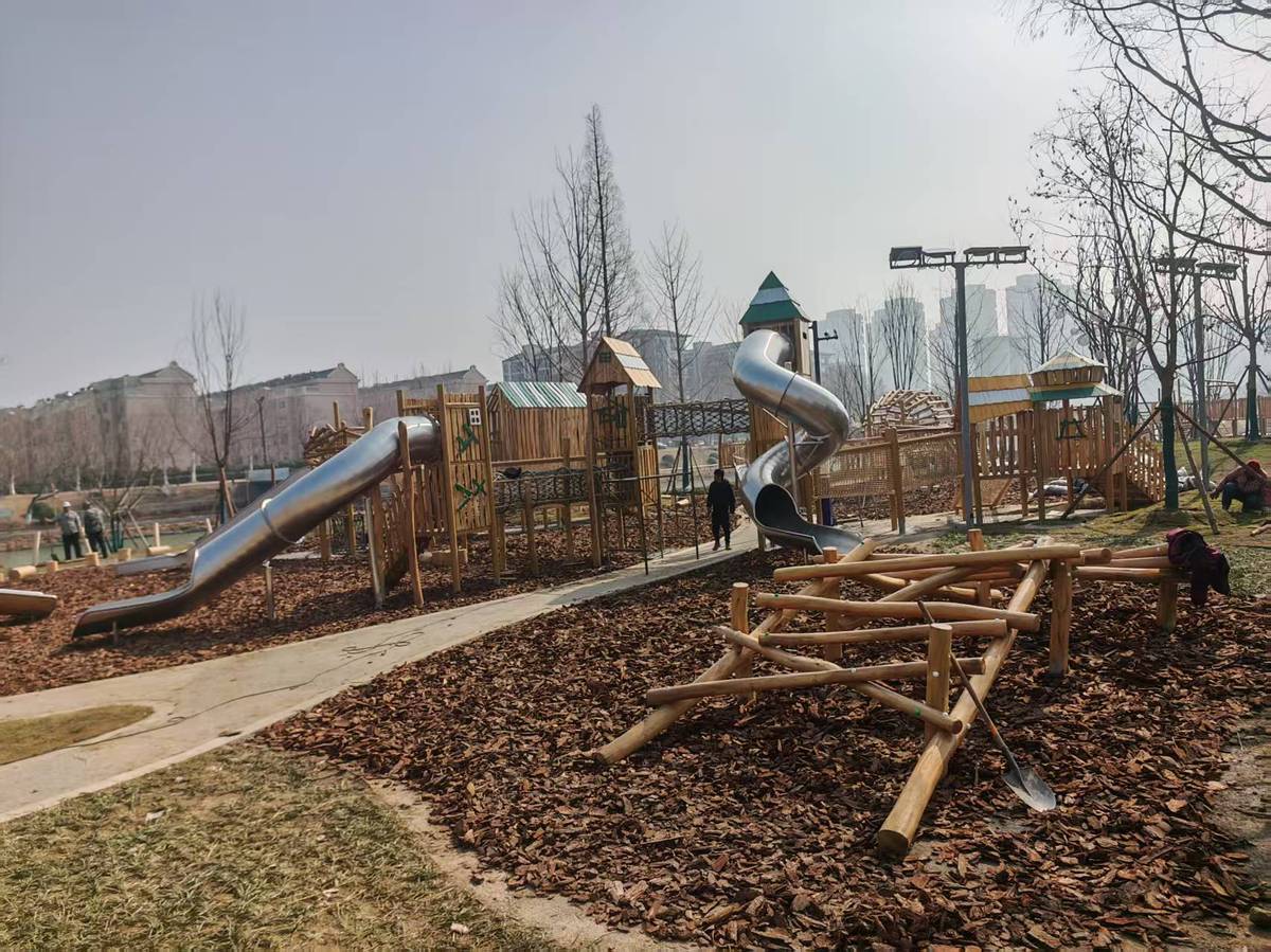 timber post and stainless steel spiral slide set combined with low climbing logs for young children Juego de postes de madera y tobogán en espiral de acero inoxidable combinado con troncos bajos para trepar para niños pequeños