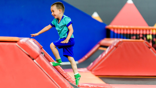 Carrera de obstáculos en trampolín