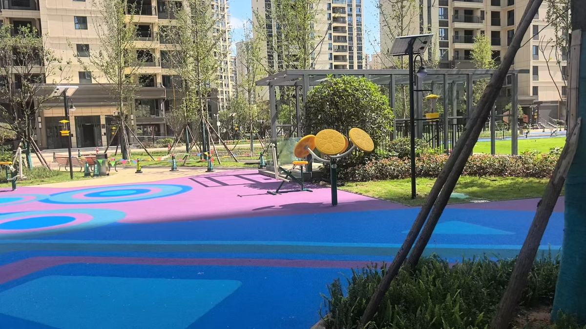 community playground fitness equipment standing on a blue rubber floor surface equipo de gimnasia de juegos comunitarios de pie sobre una superficie de piso de goma azul