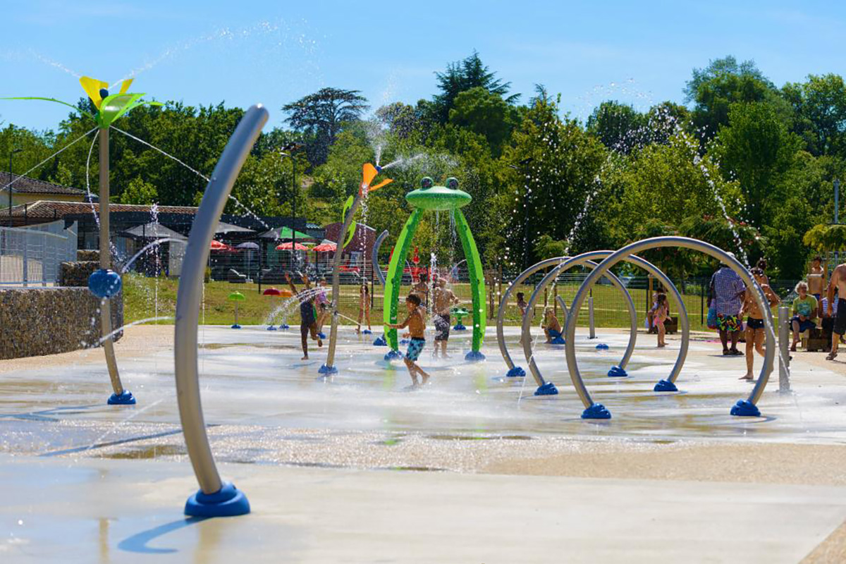 equipo de juegos infantiles con zona de chapoteo (2)