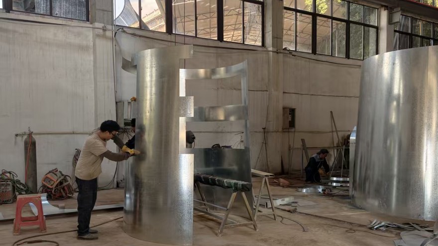 steel plate roll bending workshop producing playground equipment frame parts Taller de doblado de rollos de placa de acero que produce piezas de marco de equipos de juegos infantiles