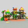 Involucrando el diapositivo de juegos con la aventura forestal para niños