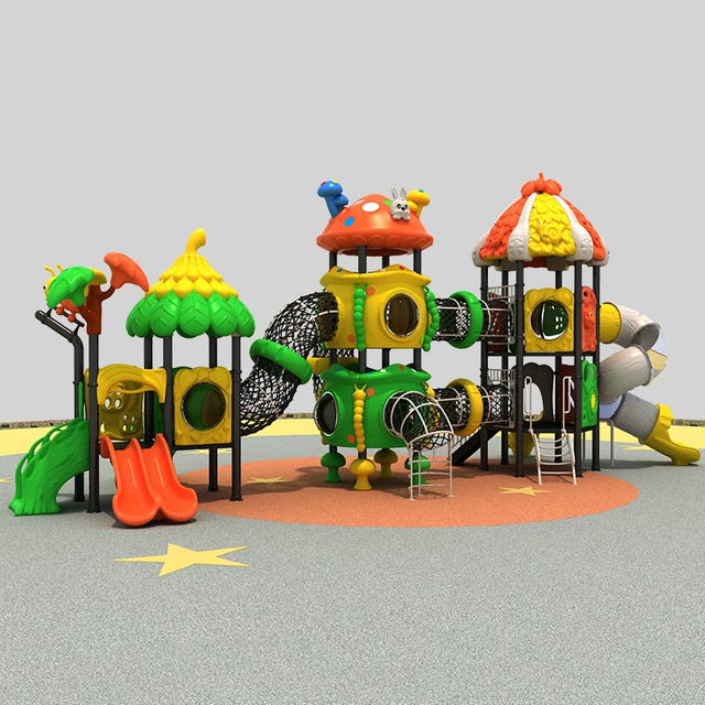 Involucrando el diapositivo de juegos con la aventura forestal para niños
