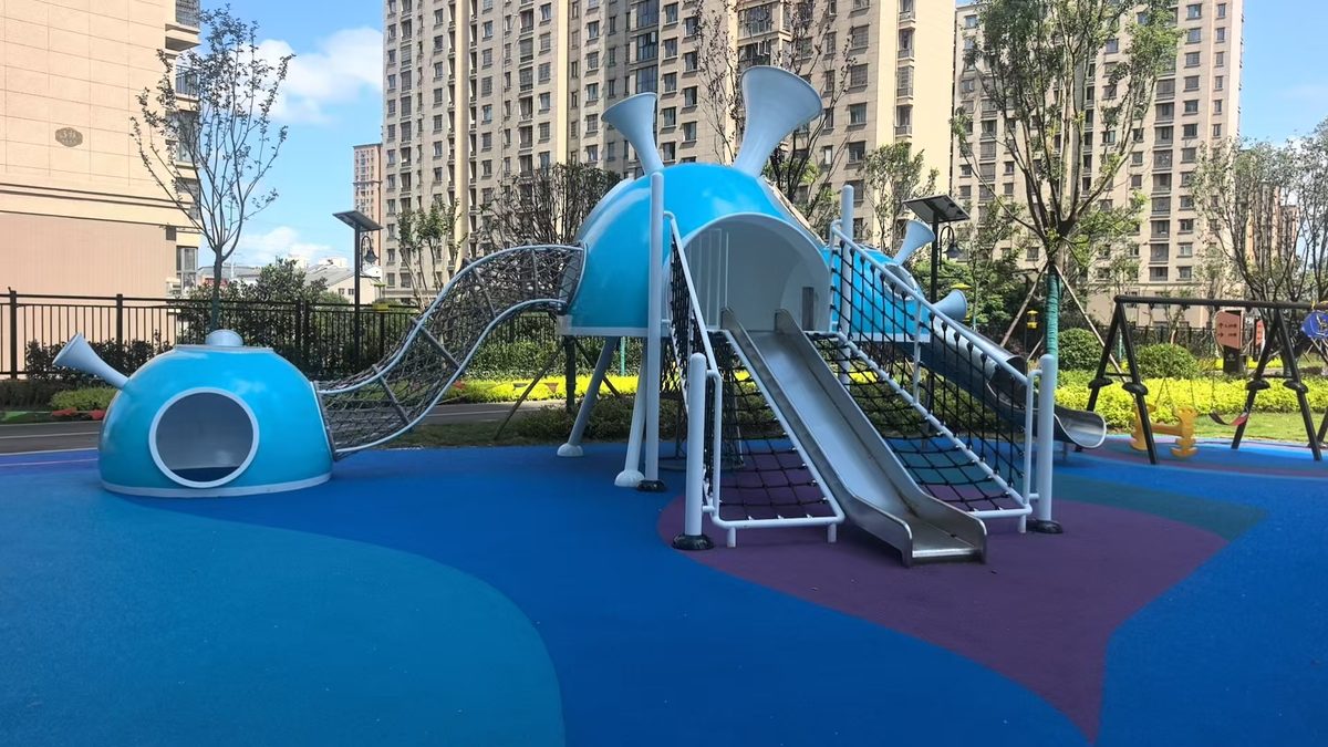 snail shaped composite play unit with crawl tunnel and double slide for a low age zone Unidad de juego compuesta en forma de caracol con túnel de acceso y tobogán doble para una zona de menores