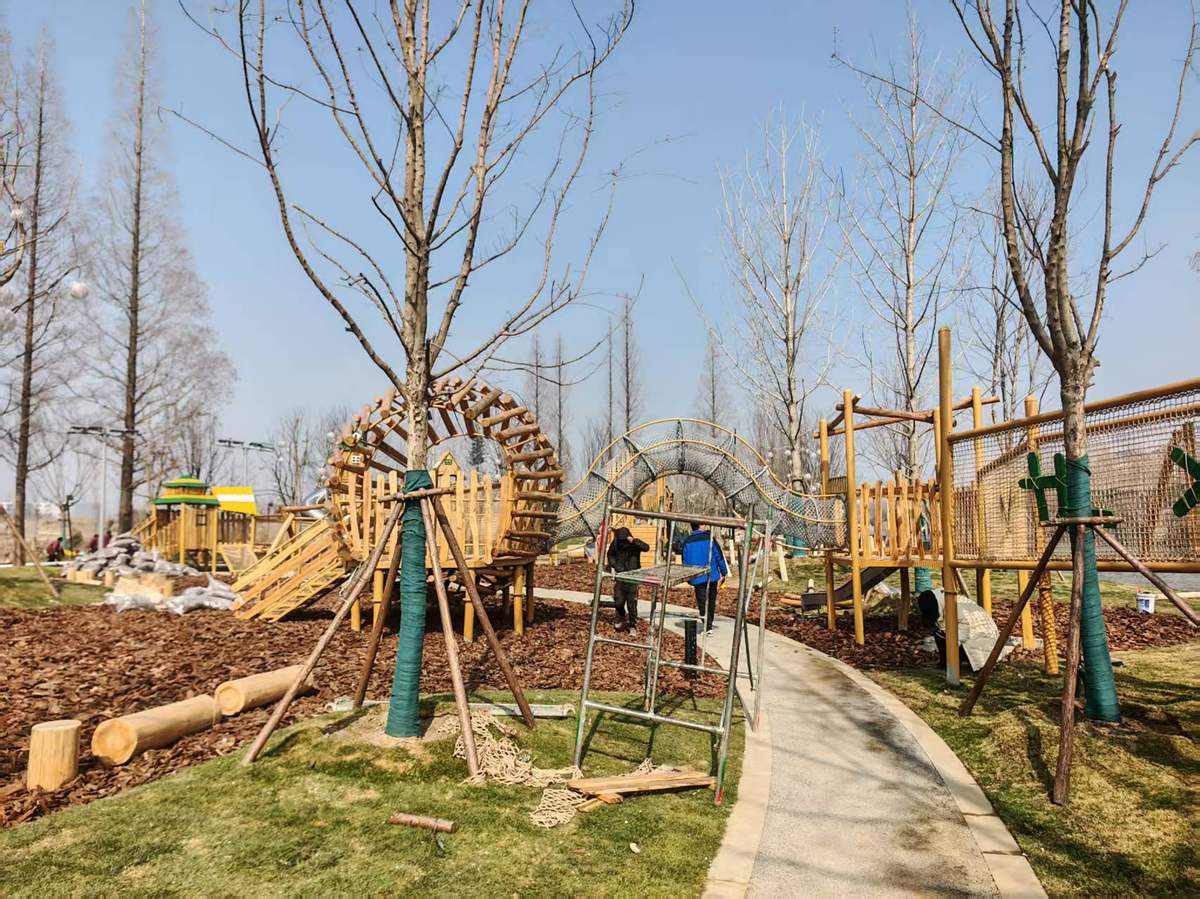 Diseño de una zona de juegos infantiles para niños de tres a seis años: alturas, líneas de visión y superficies