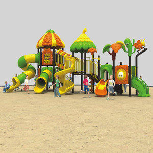 Diapositiva interactiva al aire libre con diversión forestal para niños