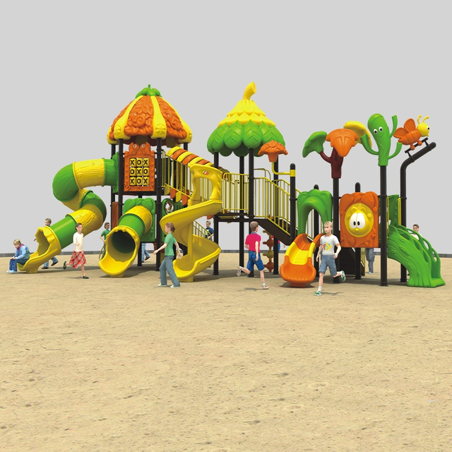 Diapositiva interactiva al aire libre con diversión forestal para niños