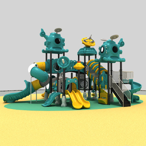 Diapositiva para el patio de recreo para niños con características de aventura galáctica