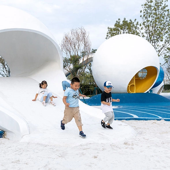 ¿En qué se diferencia un parque infantil personalizado de un parque infantil normal?