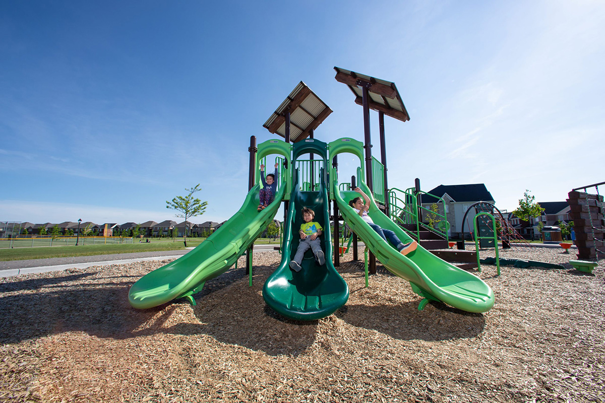 ¿Cuáles son los equipos de materiales de alta gama en el parque infantil al aire libre?