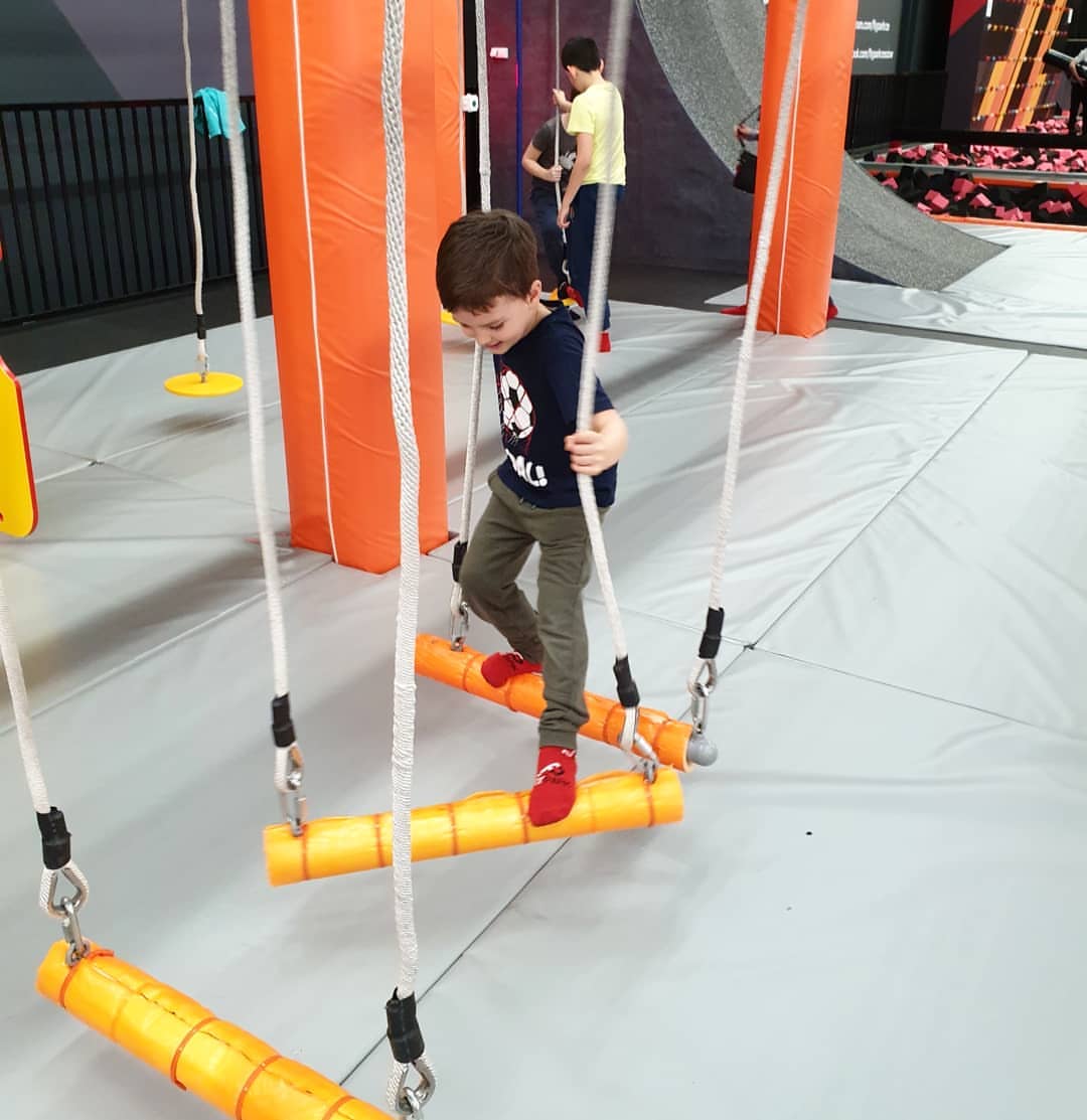 Trampolín interior con equipo de juego para niños en Polonia