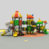 Involucrando el diapositivo de juegos con la aventura forestal para niños