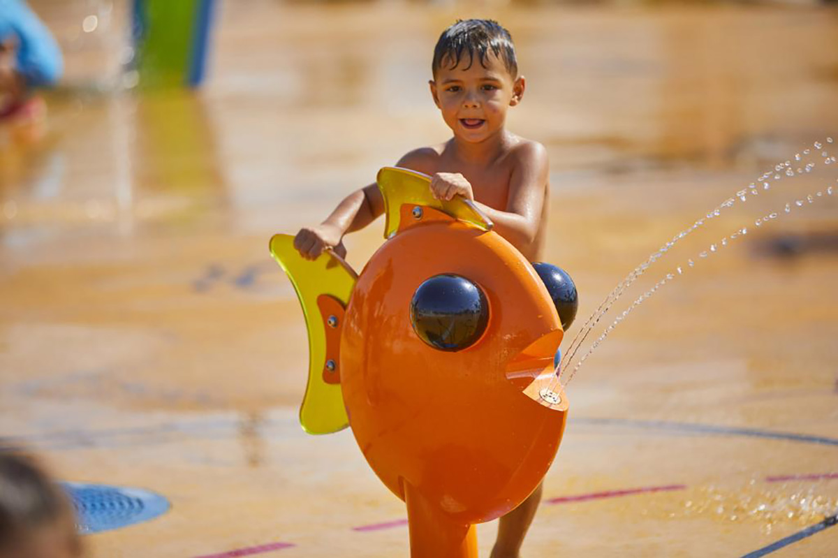 equipo de juegos infantiles con zona de chapoteo (4)