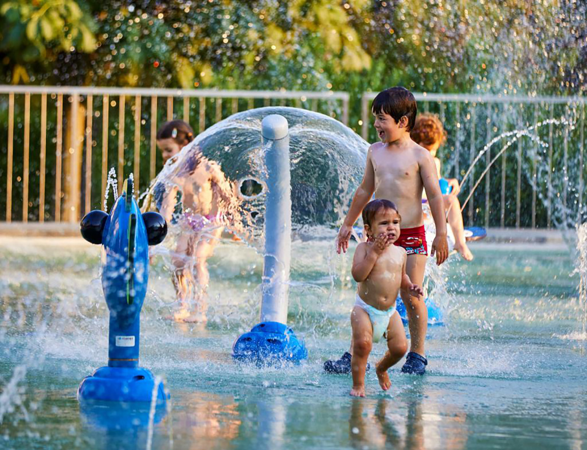 equipo de juegos infantiles con zona de chapoteo (3)