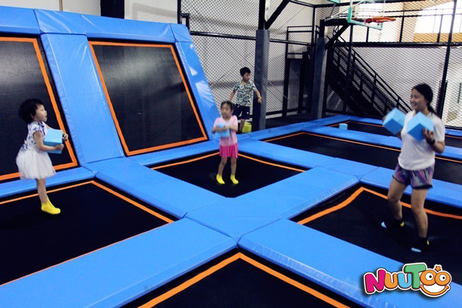 Trampolín grande + castillo travieso + tobogán combinado