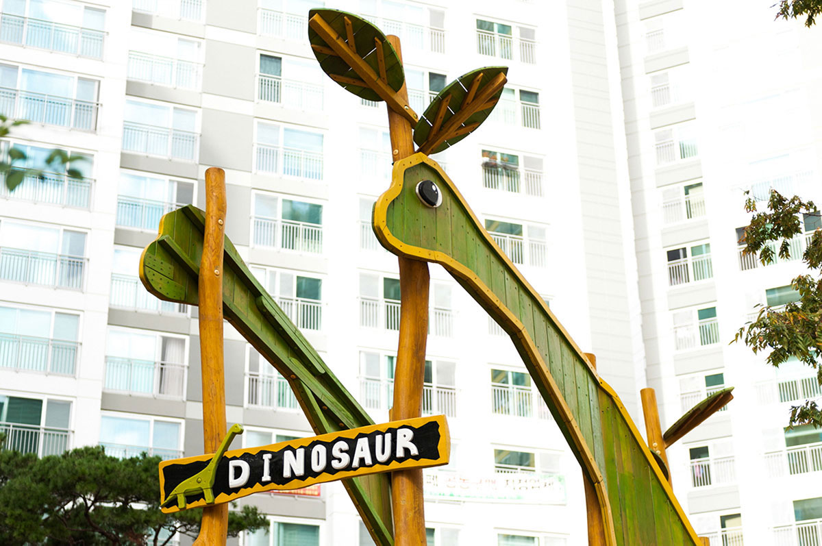 Parque infantil de madera al aire libre (5)