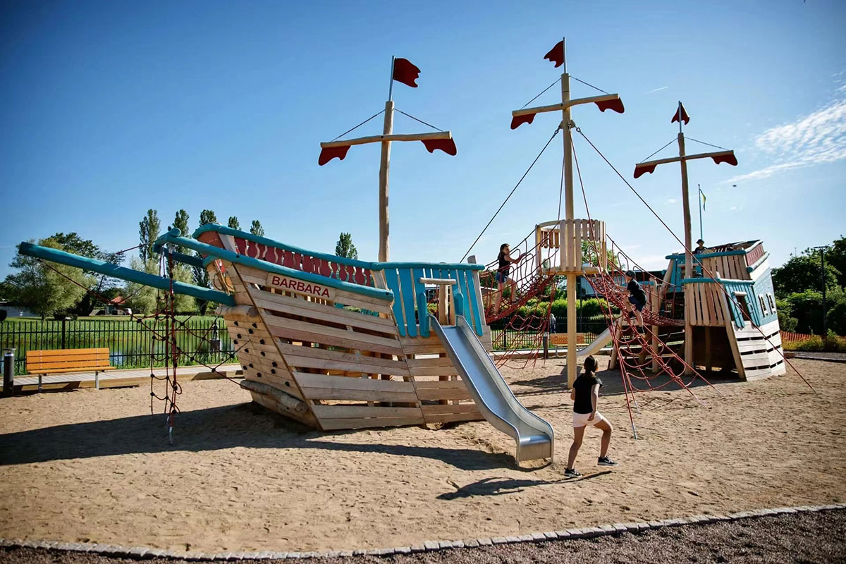 parque infantil al aire libre con barco pirata (4)