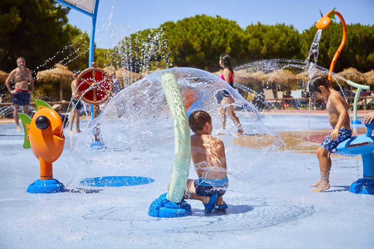 equipo de juegos infantiles con zona de chapoteo (4)