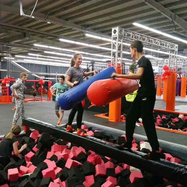 Trampolín interior con equipo de juego para niños en Polonia