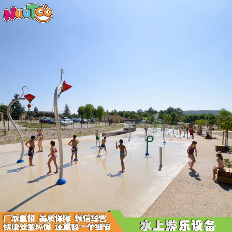 Equipos de parques acuáticos, niños jugando en el agua, proyectos novedosos de atracciones acuáticas.